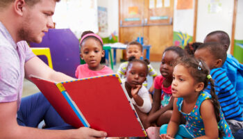 Volunteer,Teacher,Reading,To,A,Class,Of,Preschool,Kids