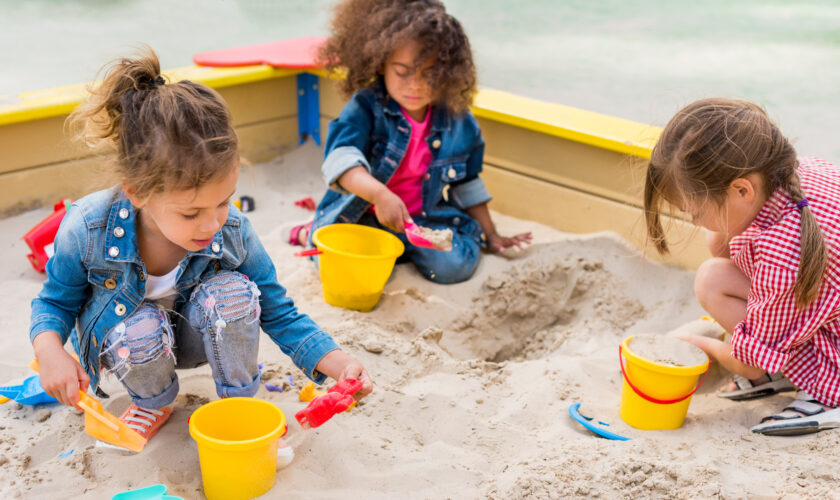 Three,Multiethnic,Little,Children,Playing,With,Plastic,Scoops,And,Buckets